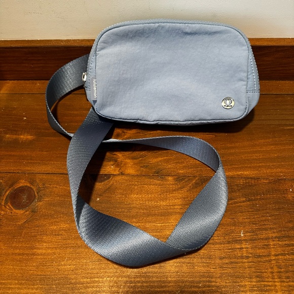 Women’s Blue Lululemon Adjustable Strap Everywhere Belt Bag 1L Fanny Pack Bag - Picture 5 of 6